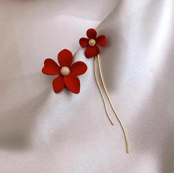 ASYMMETRICAL TASSEL FLOWER EARRINGS IN RED Gloria Lanvin