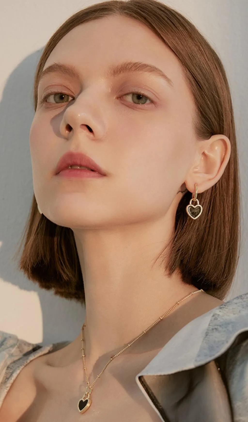 Black and white heart acrylic earrings Gloria Lanvin