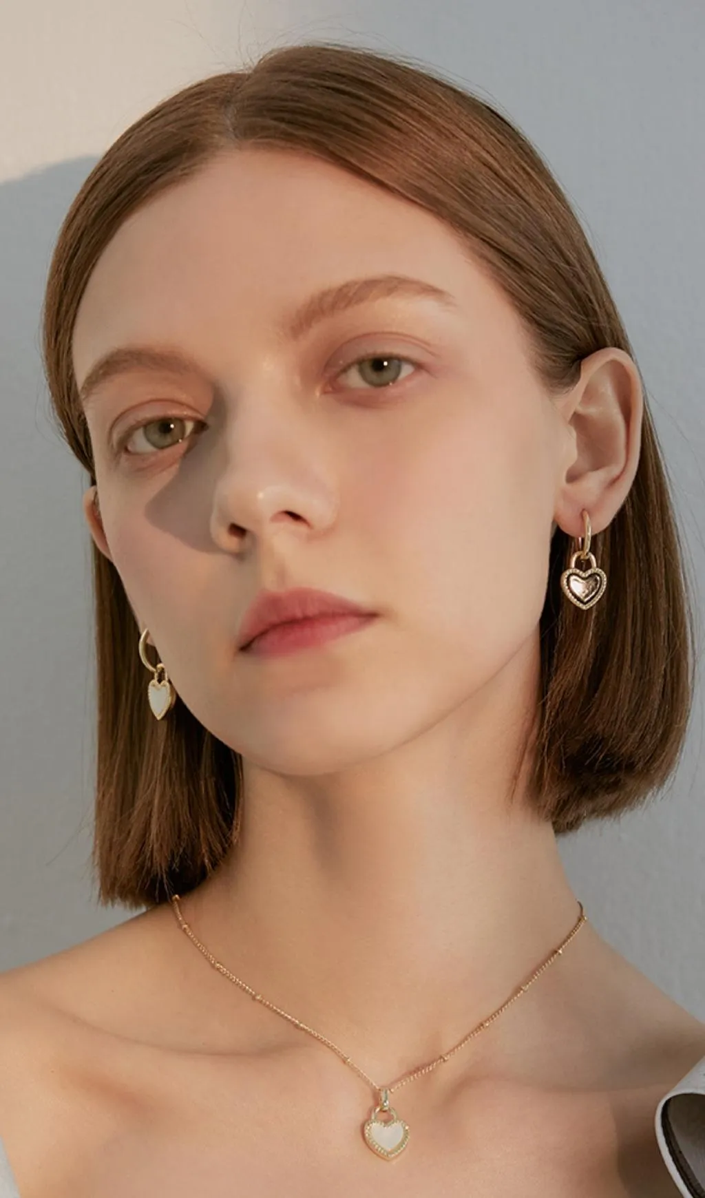 Black and white heart acrylic earrings Gloria Lanvin