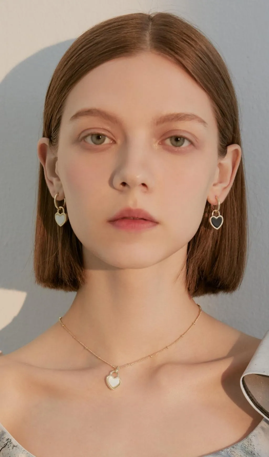 Black and white heart acrylic earrings Gloria Lanvin