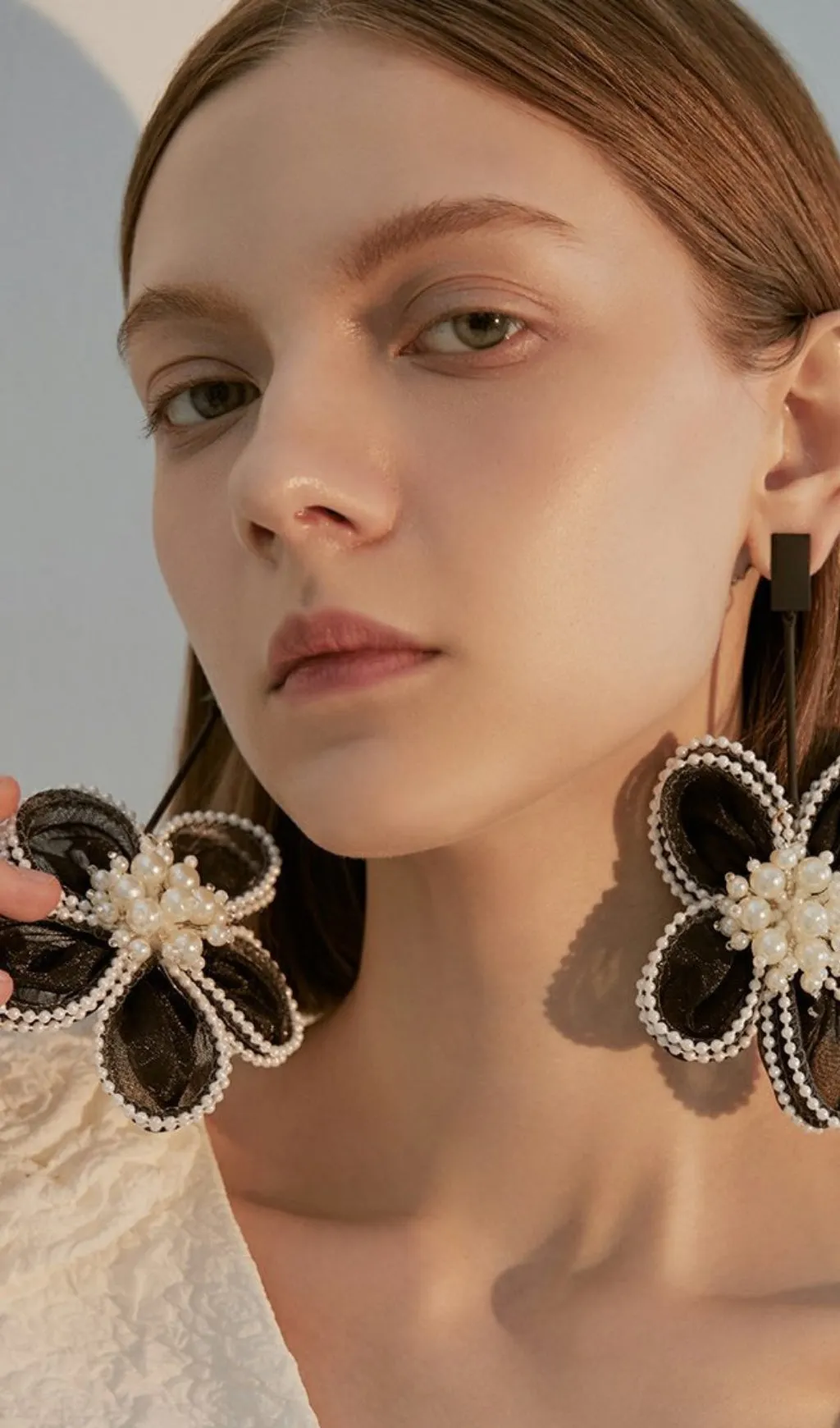 BLACK LACE FLOWER PEARL EARRINGS Gloria Lanvin