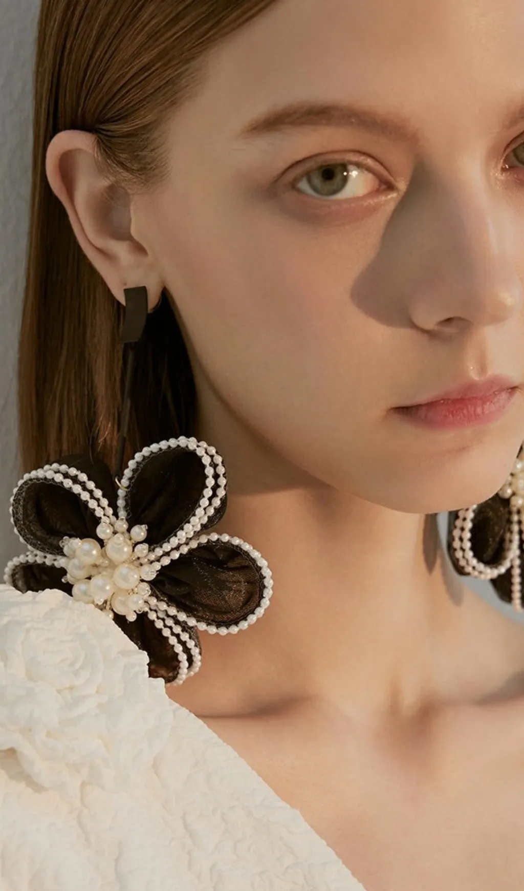 BLACK LACE FLOWER PEARL EARRINGS Gloria Lanvin