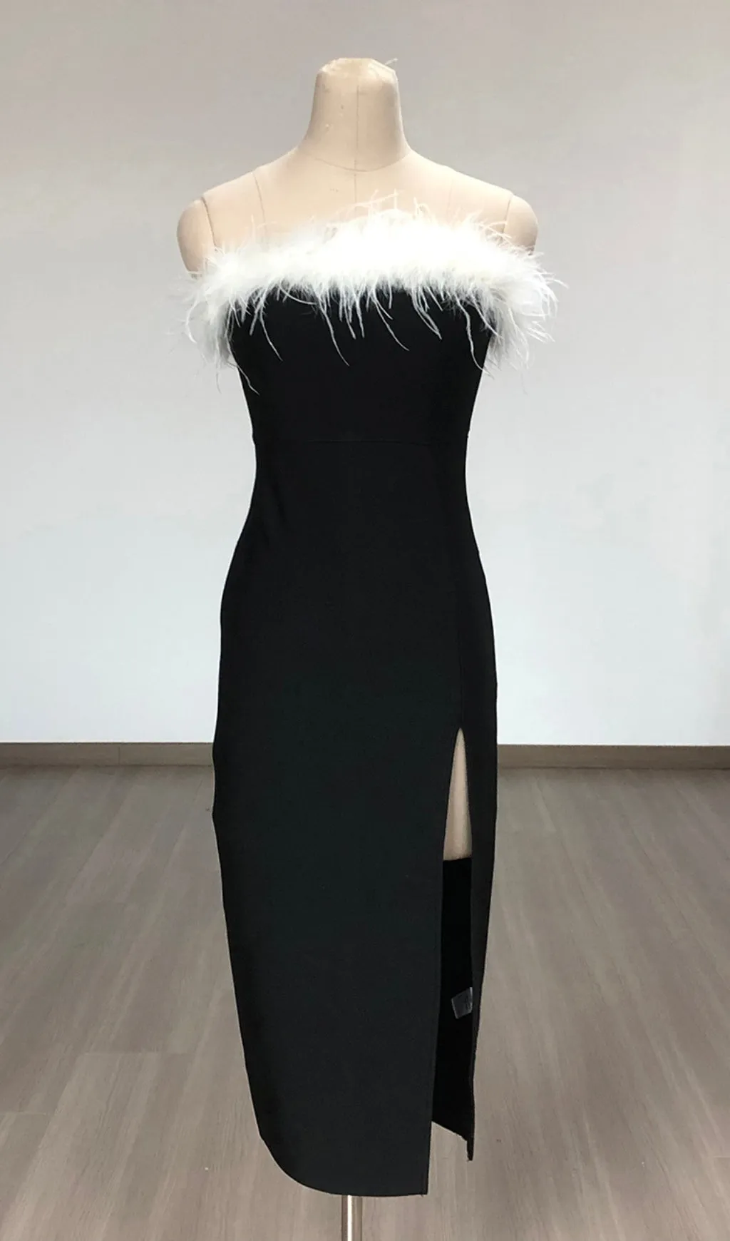 BLACK OFF SHOULDER FEATHERS MAXI BANDAGE DRESS Gloria Lanvin