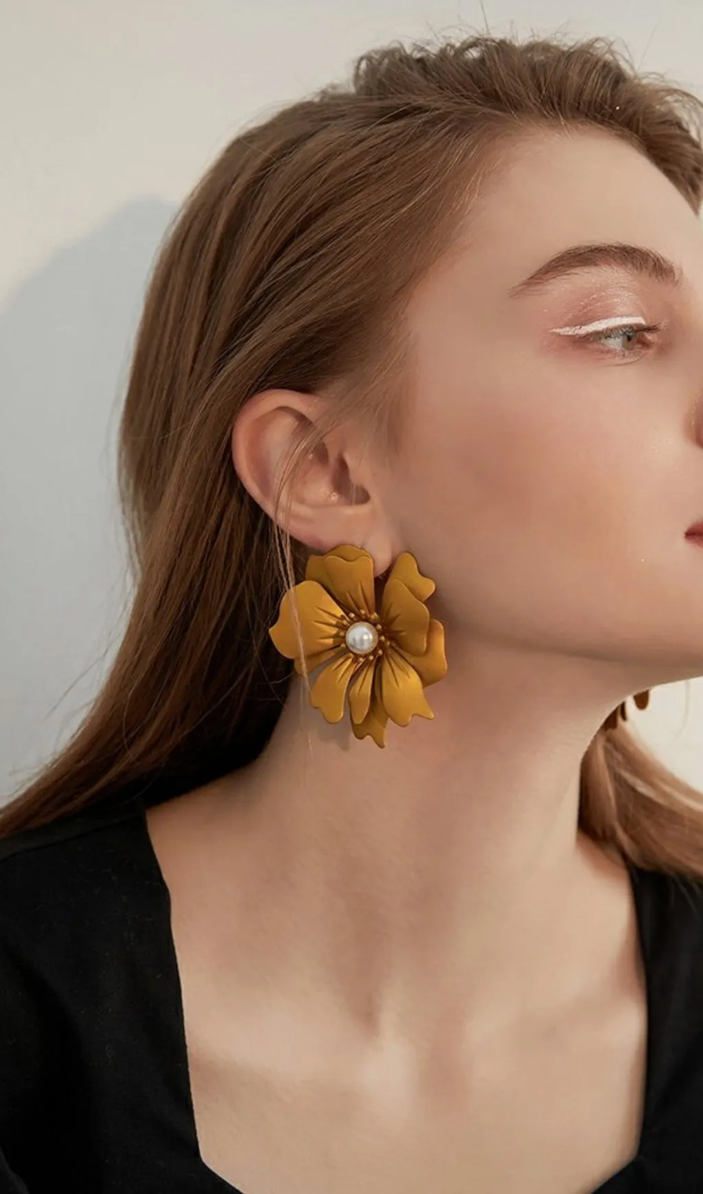 BROWN PETAL ALLOY EARRINGS Gloria Lanvin