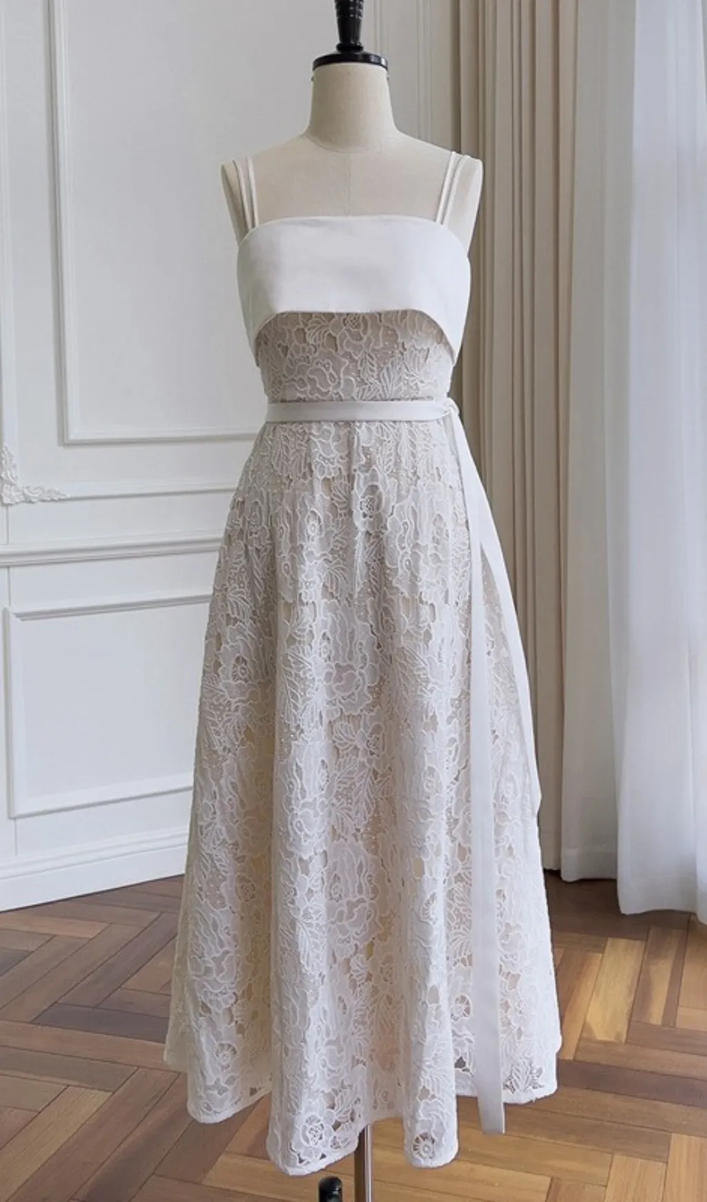 FLORAL EMBROIDERY FLARED MIDI DRESS IN WHITE Gloria Lanvin
