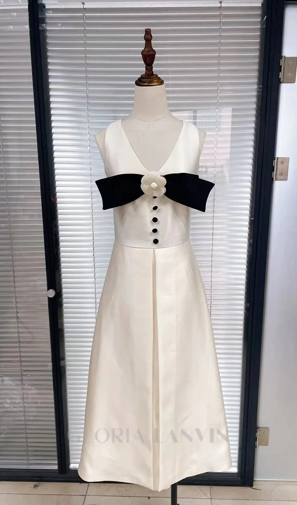 flower embellished bow midi dress in white Gloria Lanvin