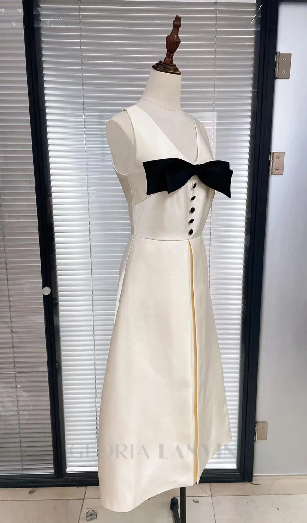 flower embellished bow midi dress in white Gloria Lanvin