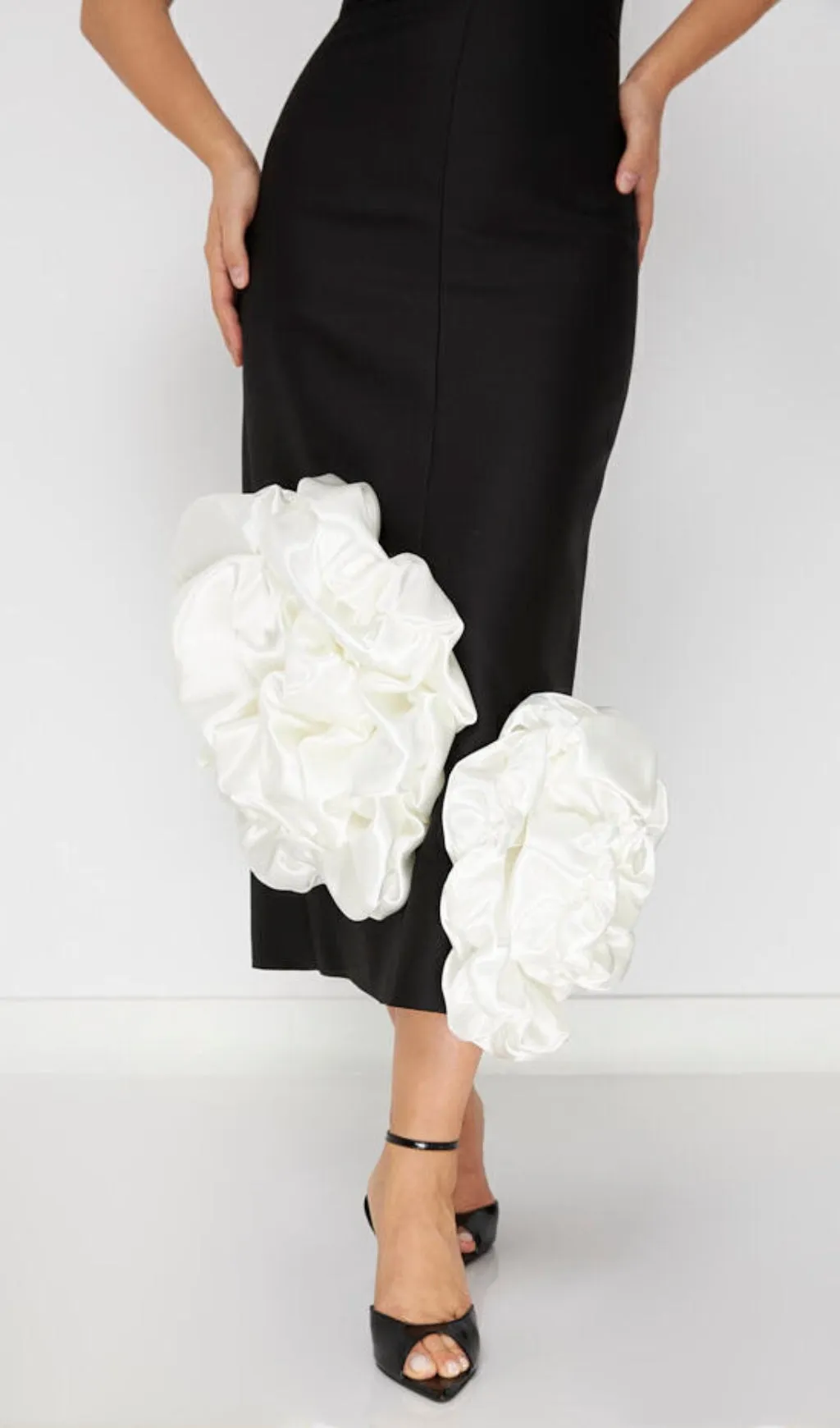 FLOWER HEM MIDI DRESS IN BLACK Gloria Lanvin