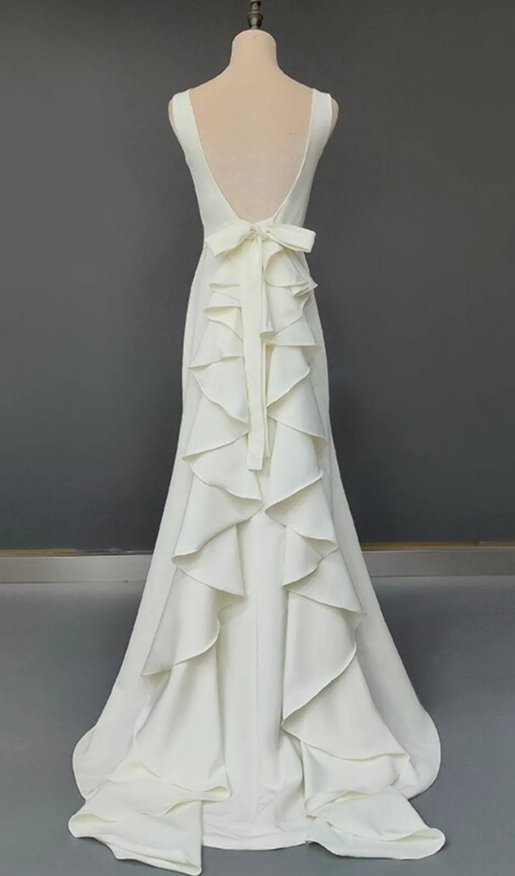 LAMINATED RUFFLE SLEEVELESS DRESS IN WHITE Gloria Lanvin