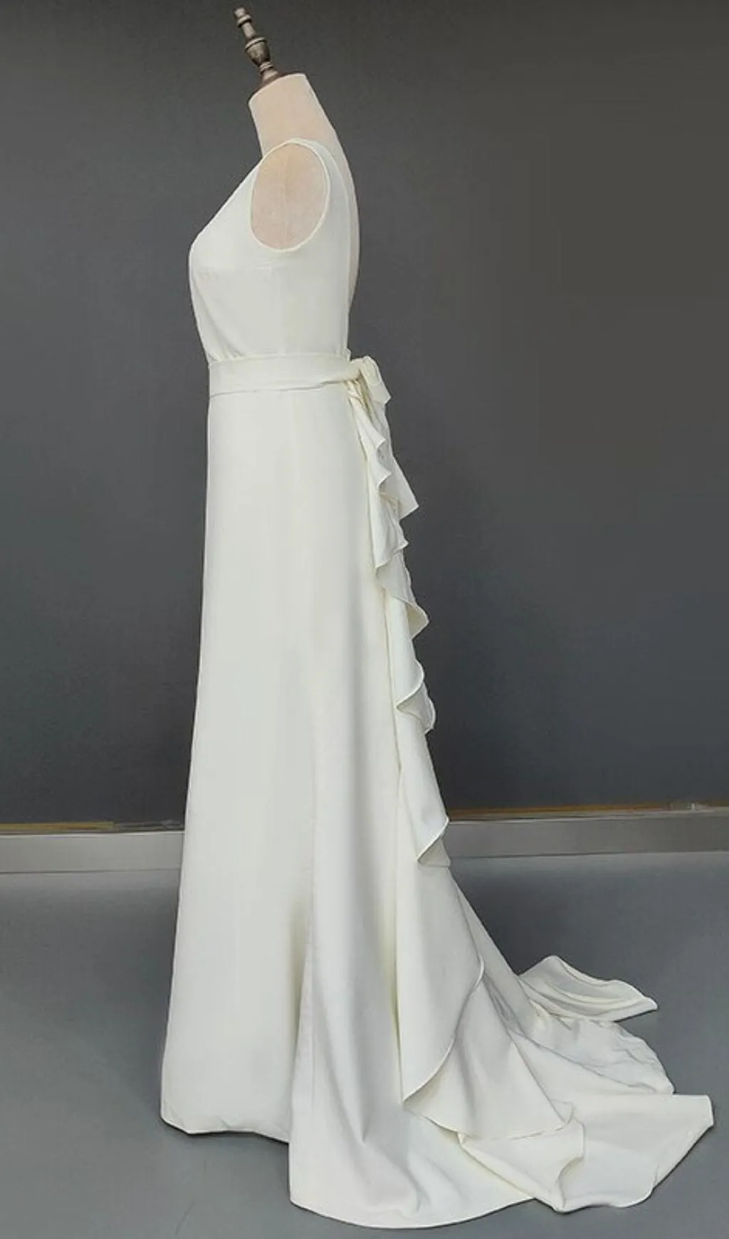 LAMINATED RUFFLE SLEEVELESS DRESS IN WHITE Gloria Lanvin