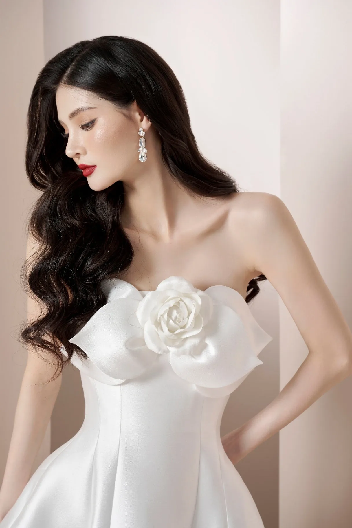 mignon 3d flower satin strapless midi dress in white Gloria Lanvin