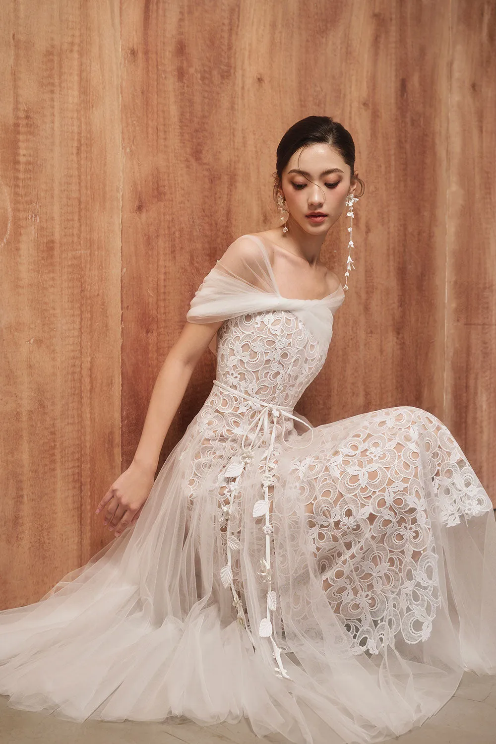Miua Gored Gathered Lace Midi Dress in white Gloria Lanvin