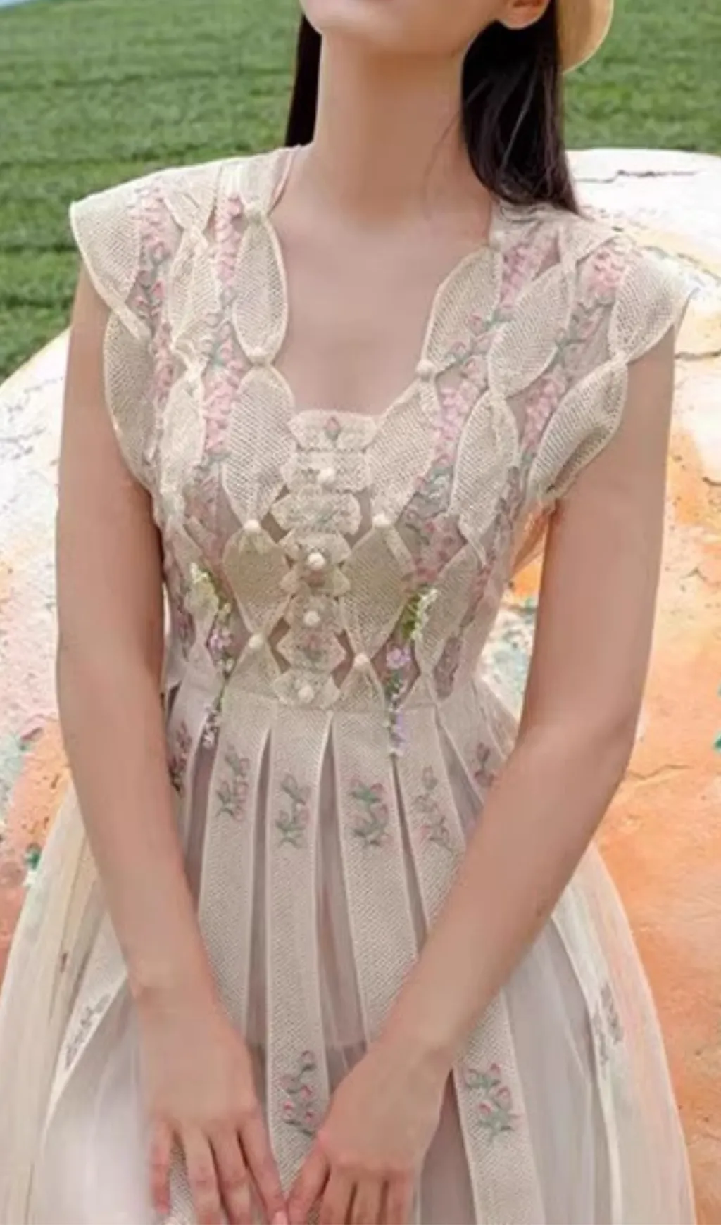 PEARL-EMBELLISHED SLEEVELESS FLORAL MIDI DRESS Gloria Lanvin