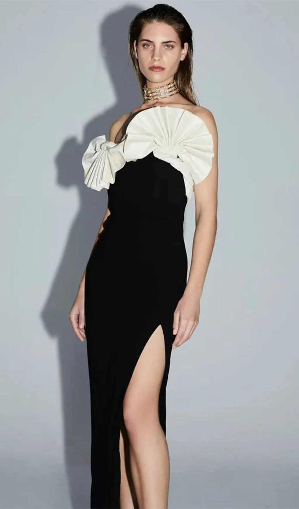 RUFFLED DETAILING SLIT MIDI DRESS IN BLACK Gloria Lanvin