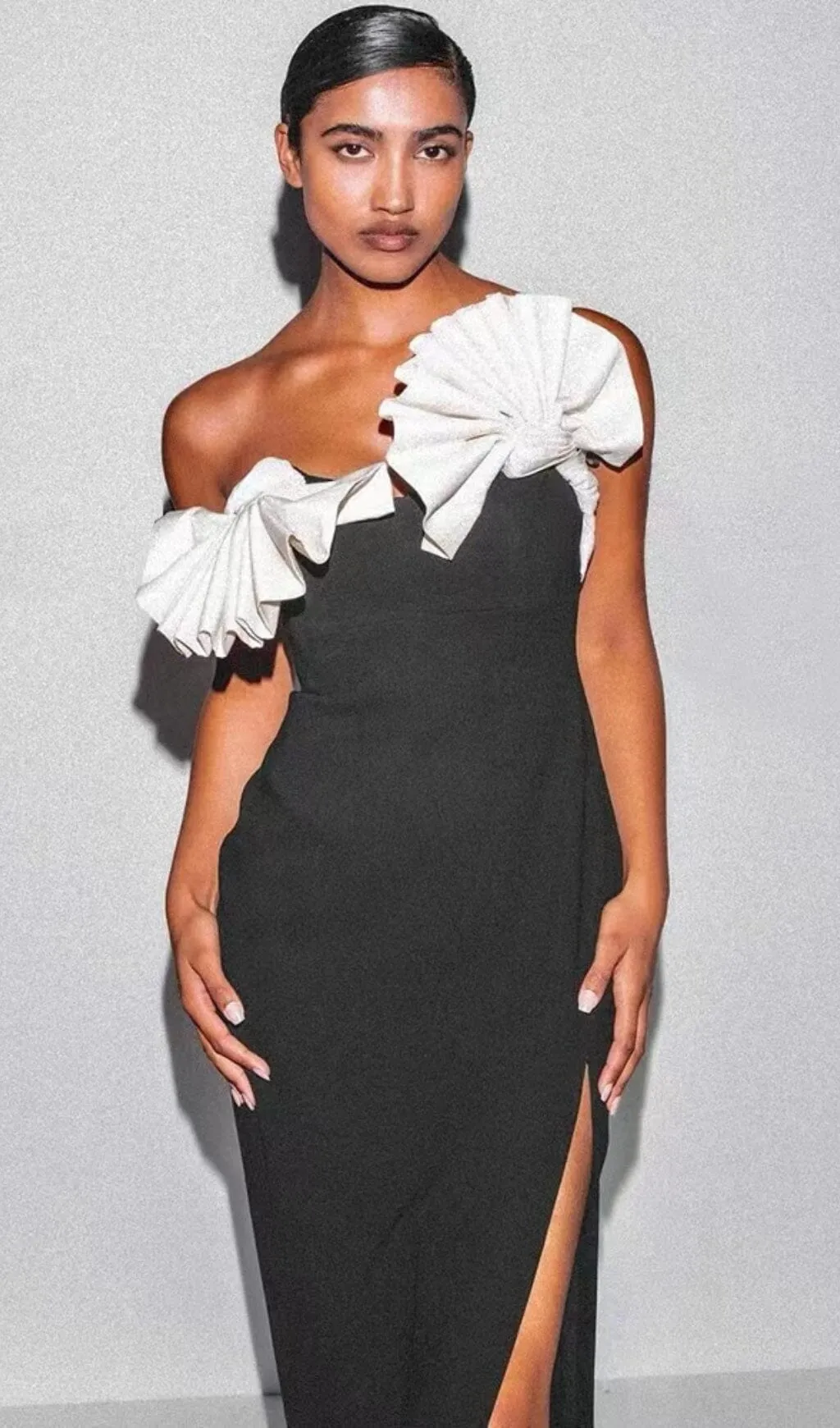 RUFFLED DETAILING SLIT MIDI DRESS IN BLACK Gloria Lanvin