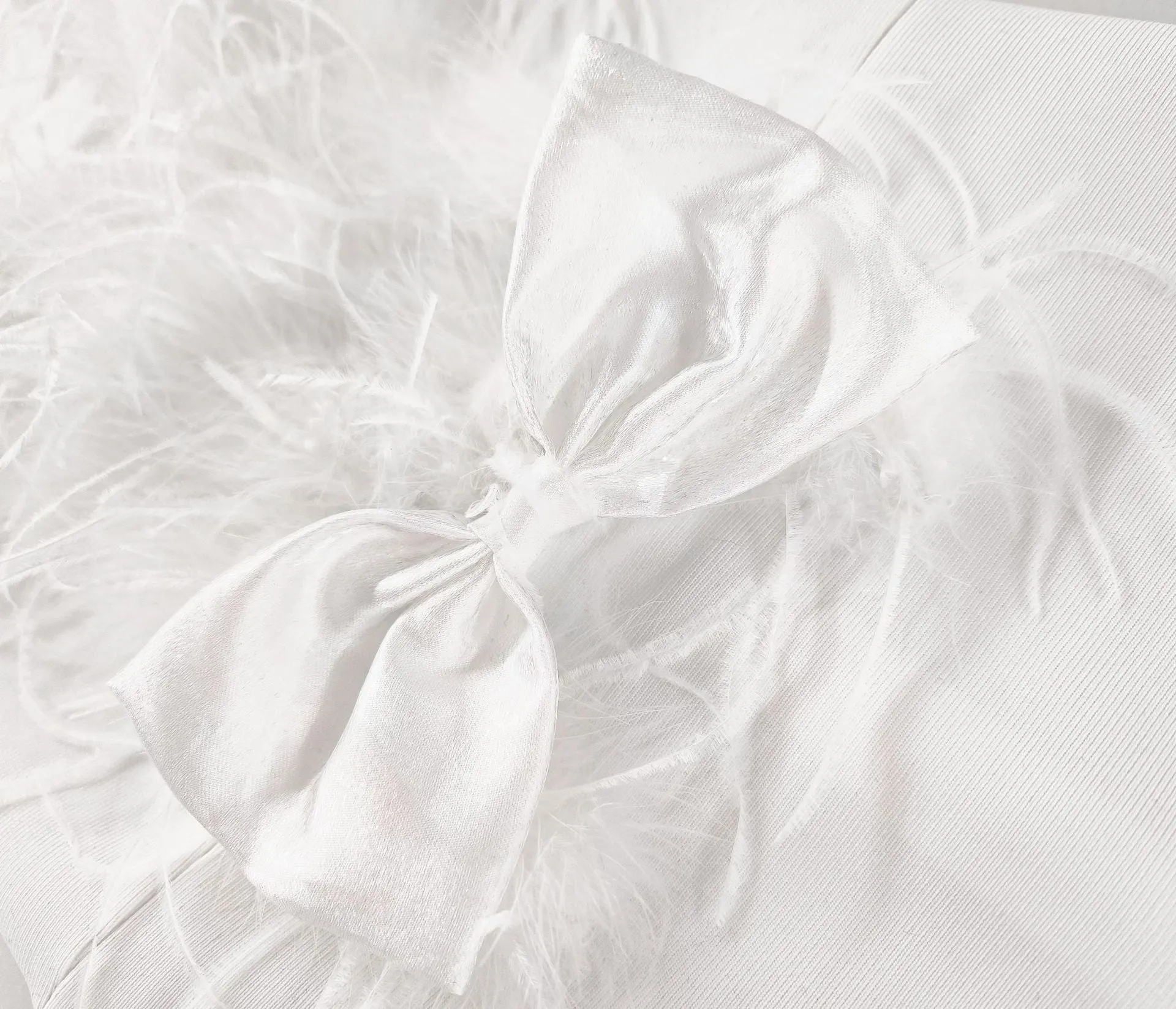 SIBYL FEATHER SLEEVELESS MIDI DRESS IN WHITE Gloria Lanvin