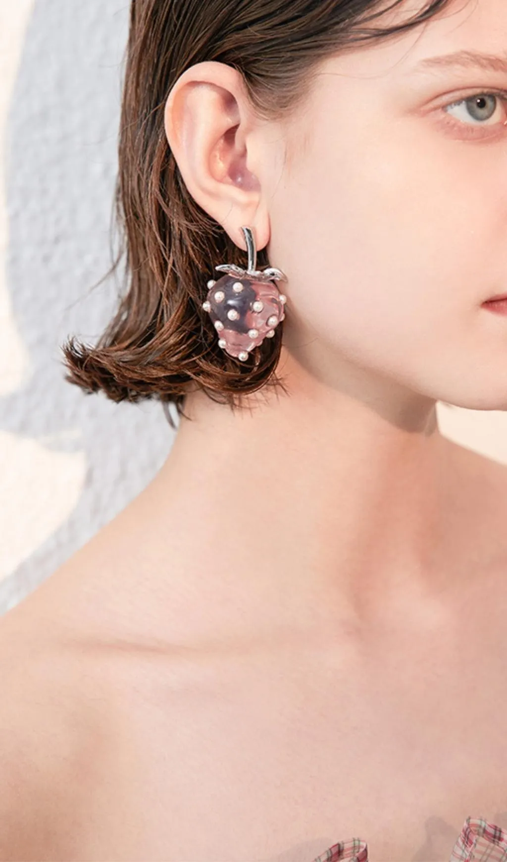Transparent strawberry acrylic earrings Gloria Lanvin