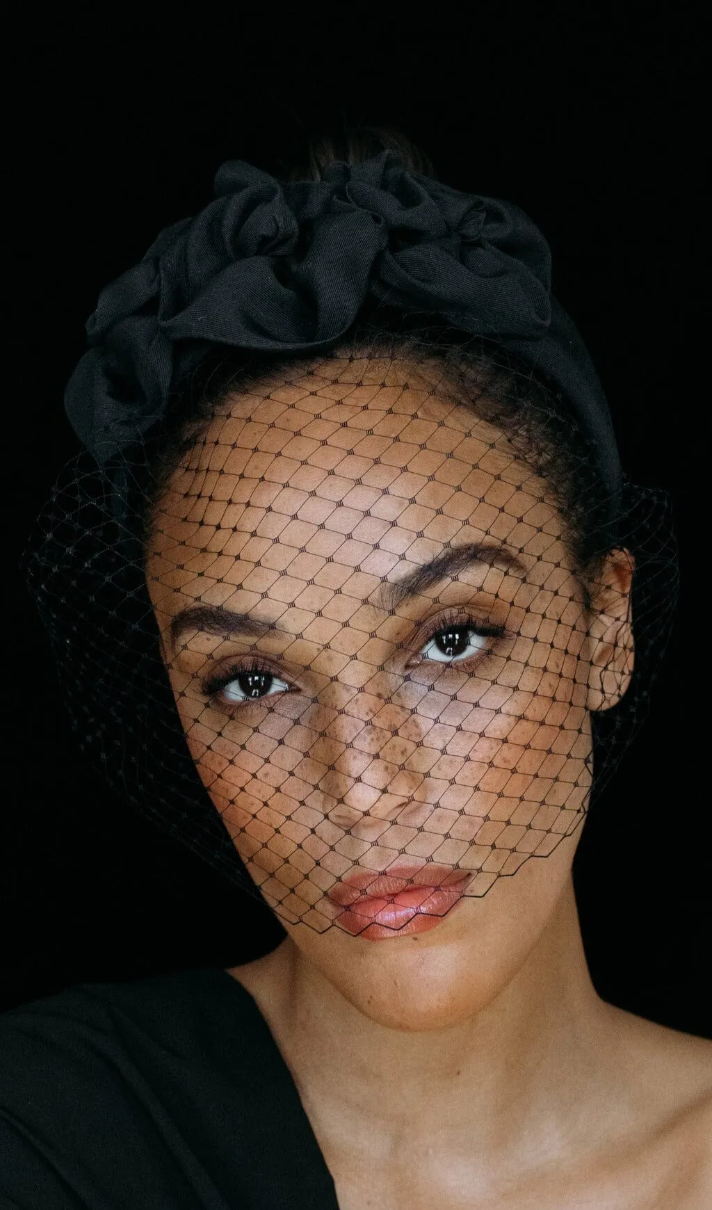 TRIPLE ROSETTE WITH VEIL IN BLACK Gloria Lanvin