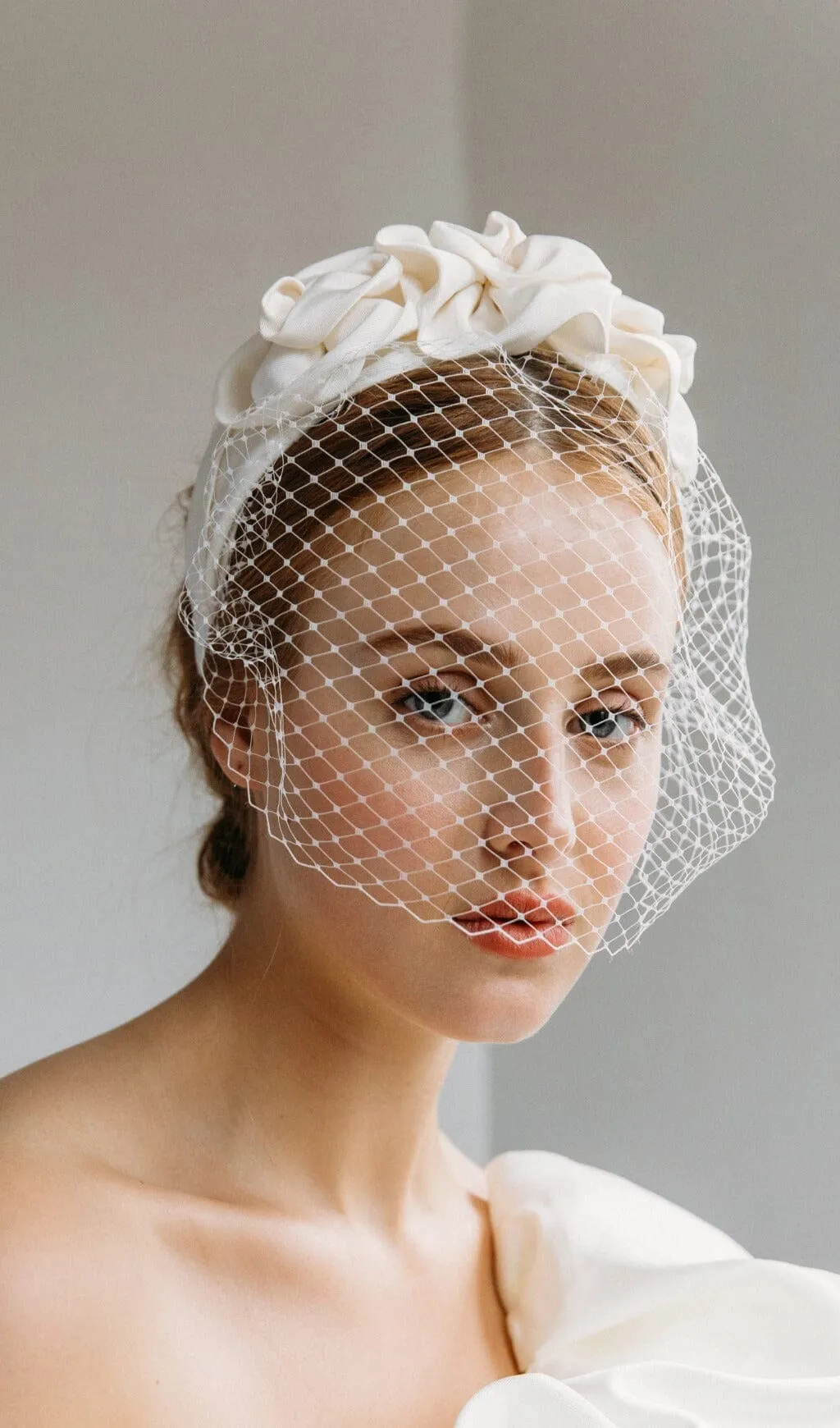 TRIPLE ROSETTE WITH VEIL IN CREAM Gloria Lanvin