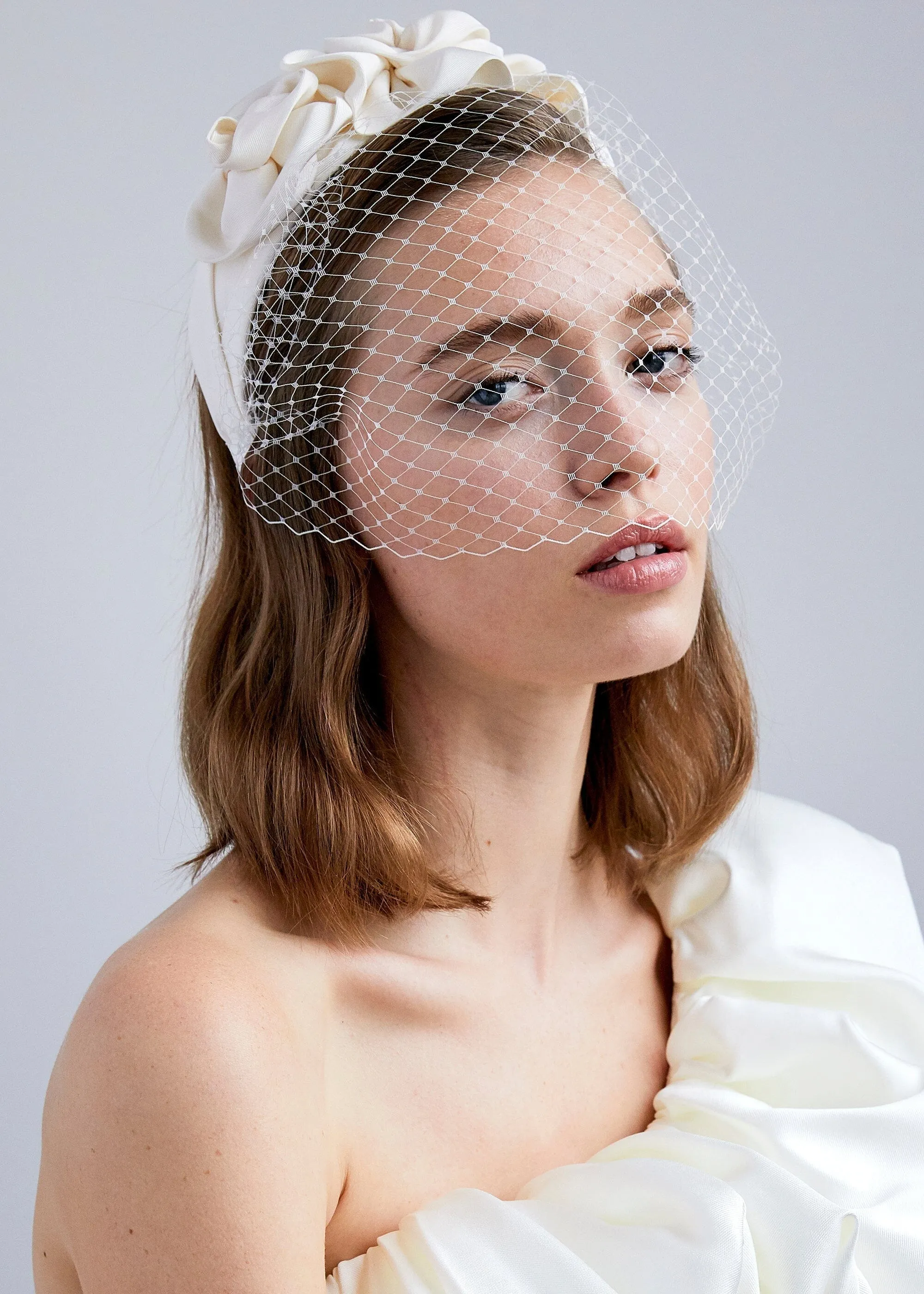 TRIPLE ROSETTE WITH VEIL IN CREAM Gloria Lanvin