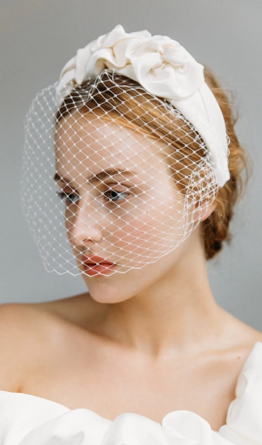 TRIPLE ROSETTE WITH VEIL IN CREAM Gloria Lanvin