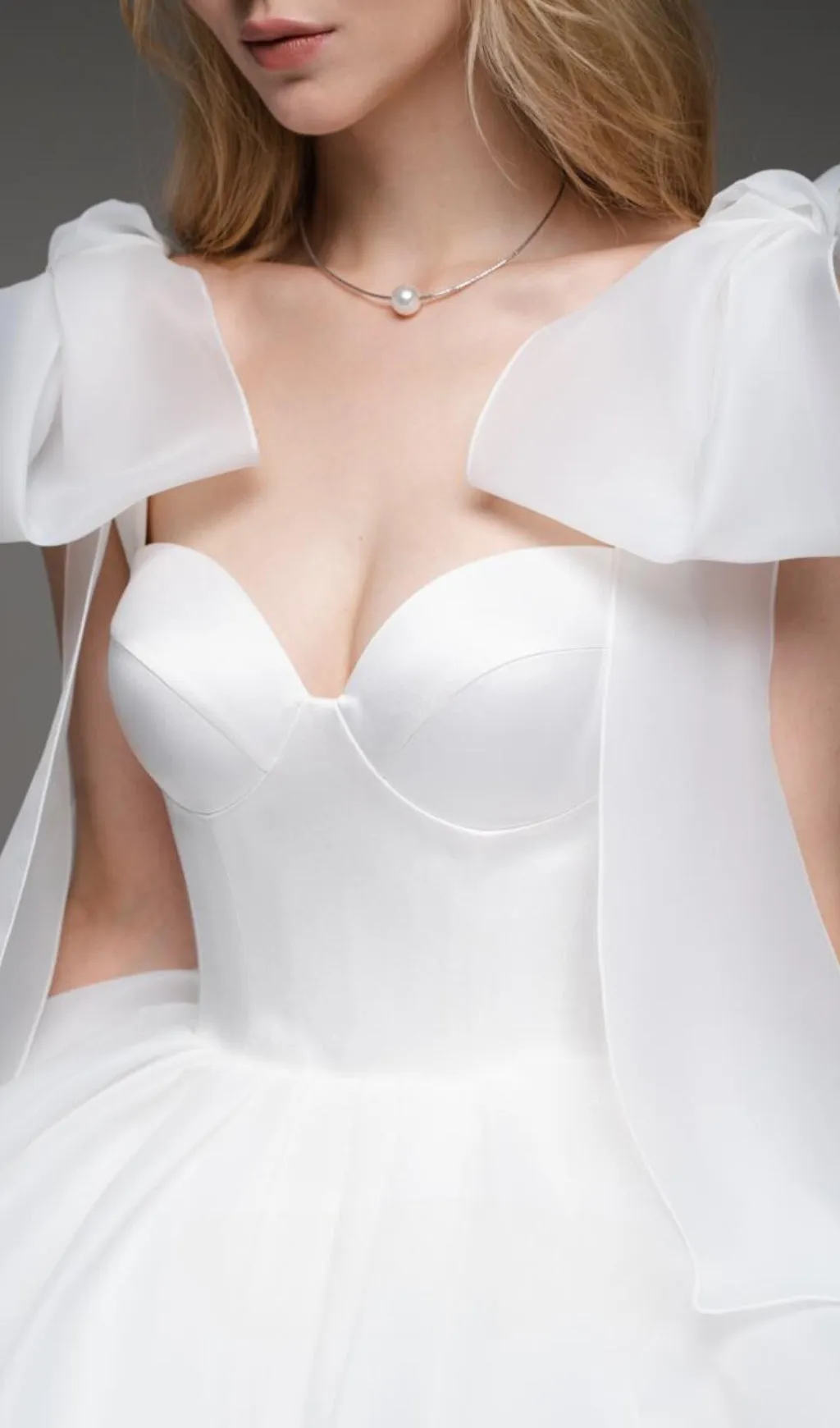 WHITE BOW SHOULDER MINI DRESS Gloria Lanvin