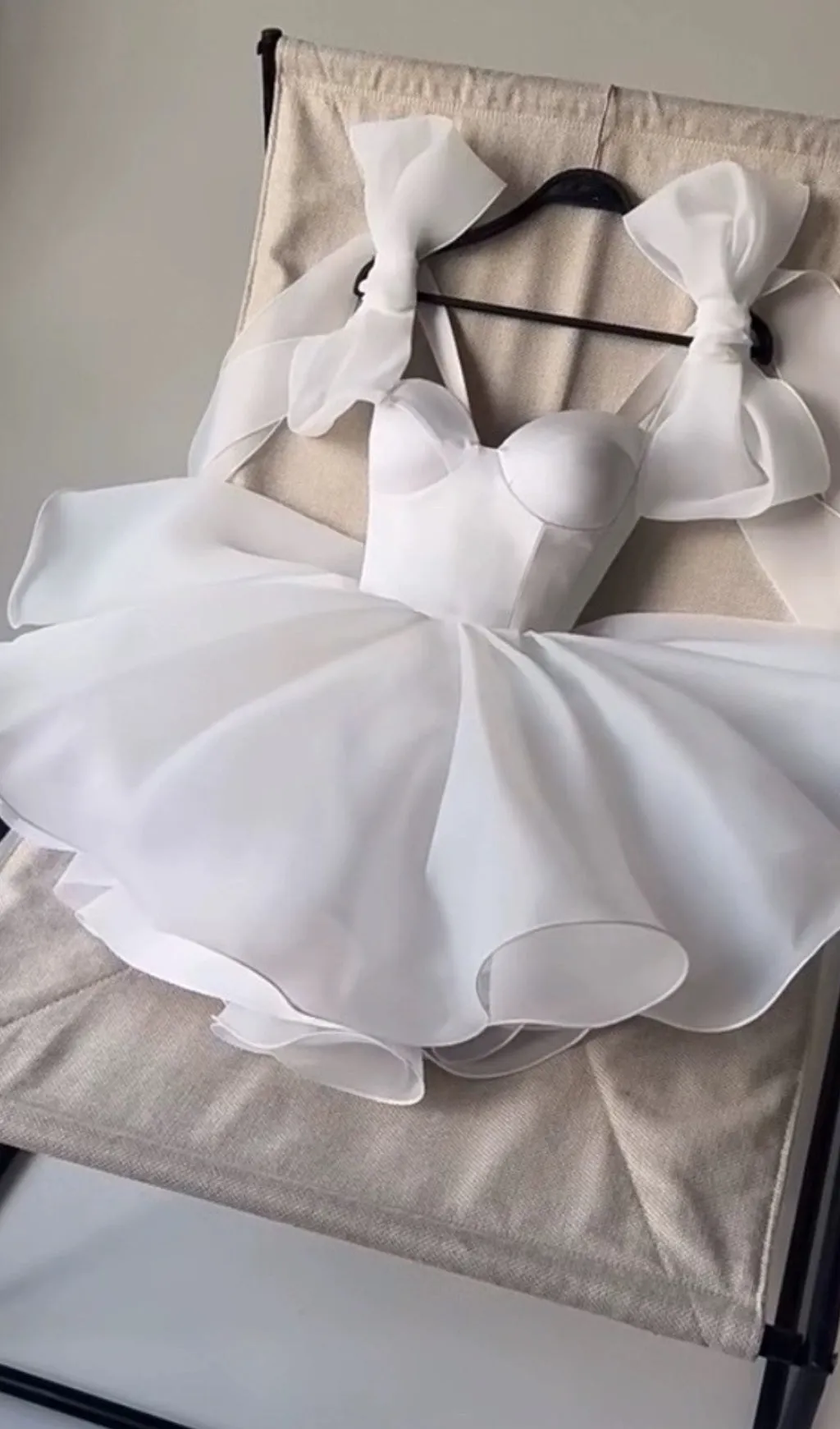 WHITE BOW SHOULDER MINI DRESS Gloria Lanvin