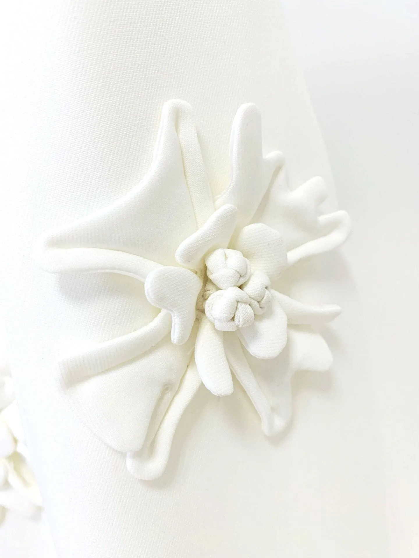 WHITE DOUBLE-BREASTED DIMENSIONAL FLOWER SUIT Gloria Lanvin