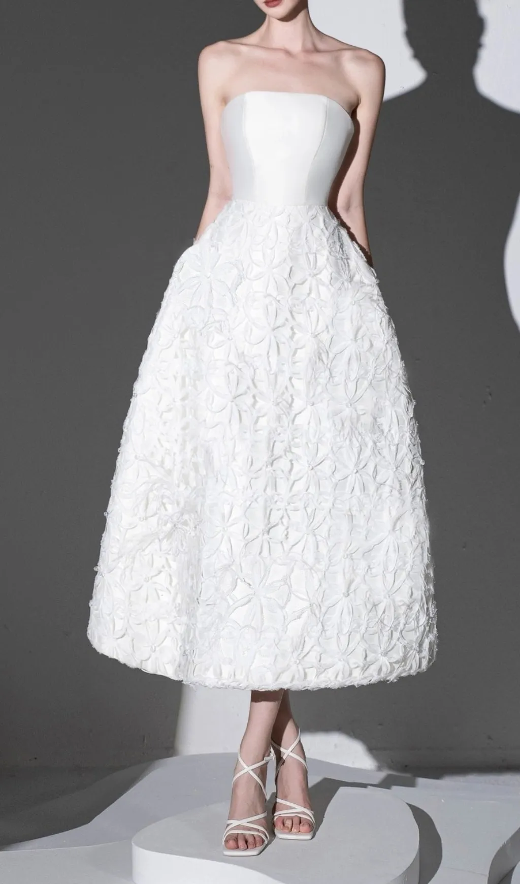 WHITE FLORAL EMBELLISHED STRAPLESS MIDI DRESS Gloria Lanvin