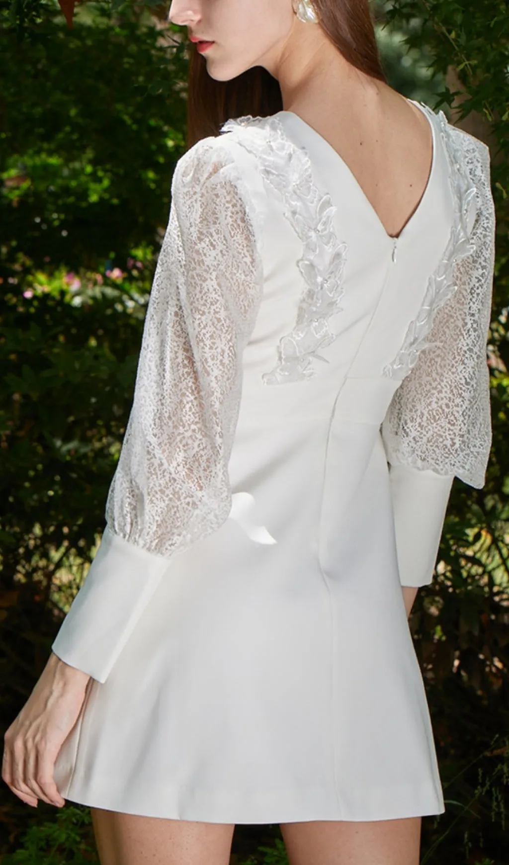WHITE LACE V-NECK LONG-SLEEVED MINI DRESS Gloria Lanvin