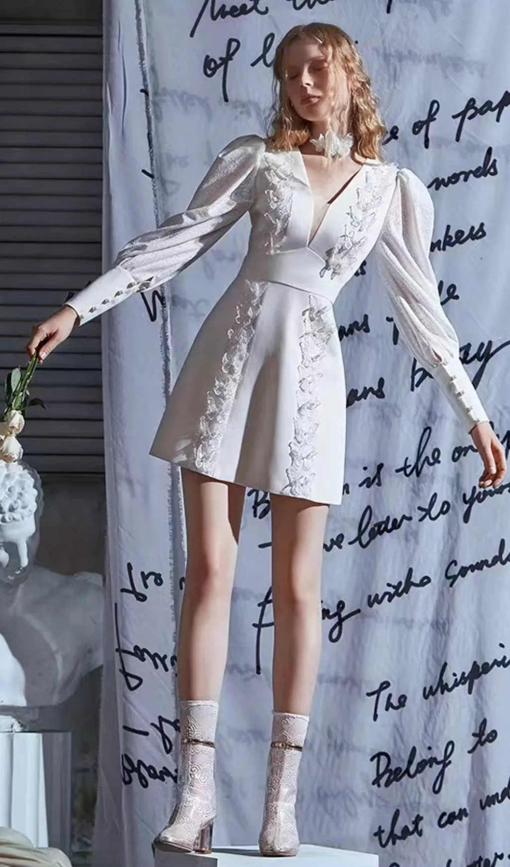 WHITE LACE V-NECK LONG-SLEEVED MINI DRESS Gloria Lanvin