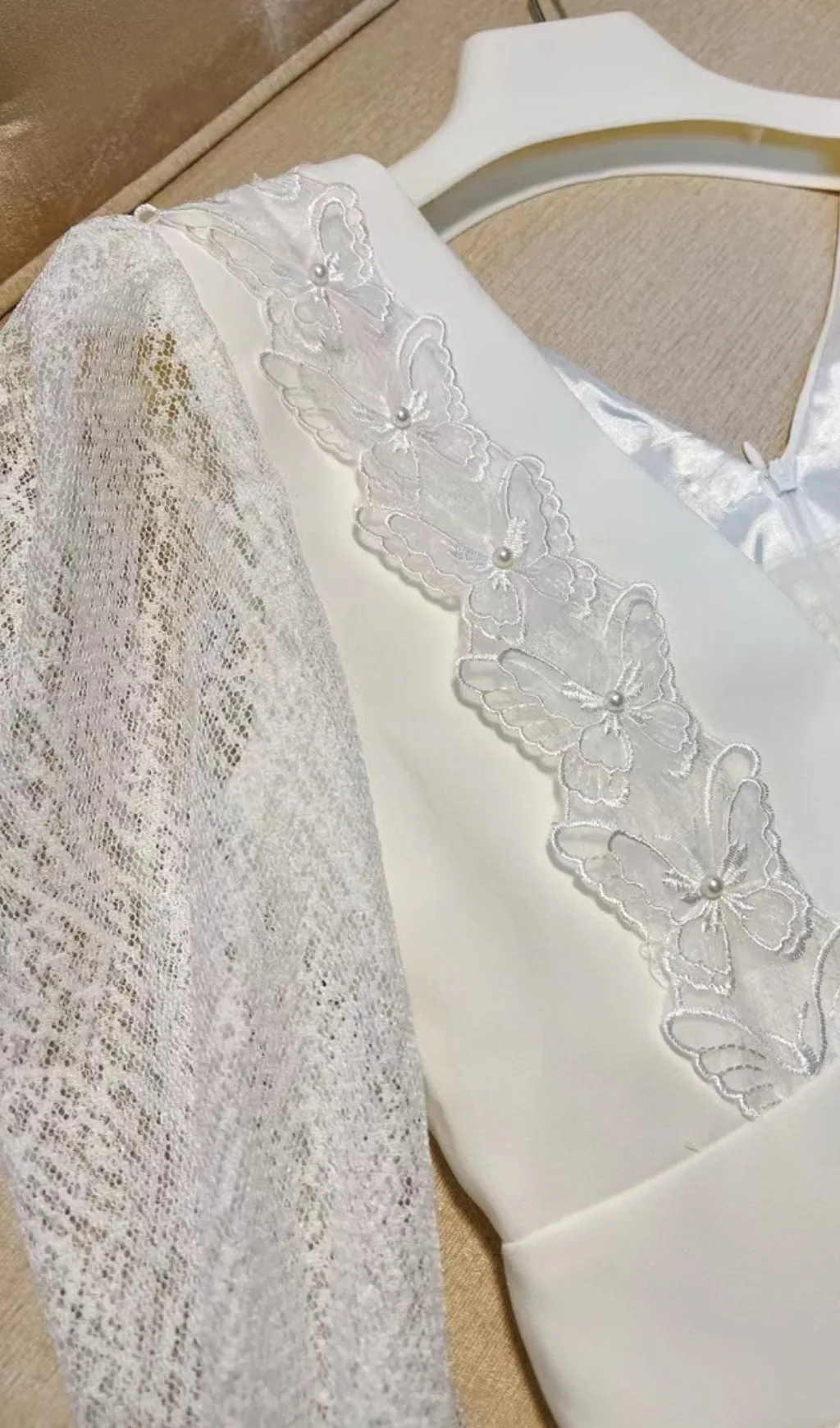 WHITE LACE V-NECK LONG-SLEEVED MINI DRESS Gloria Lanvin