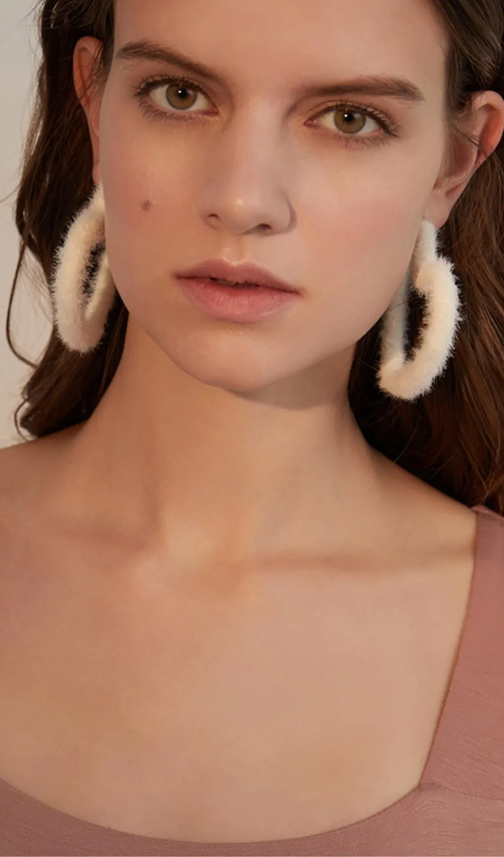 WHITE LOVE-SHAPED PLUSH EARRINGS Gloria Lanvin
