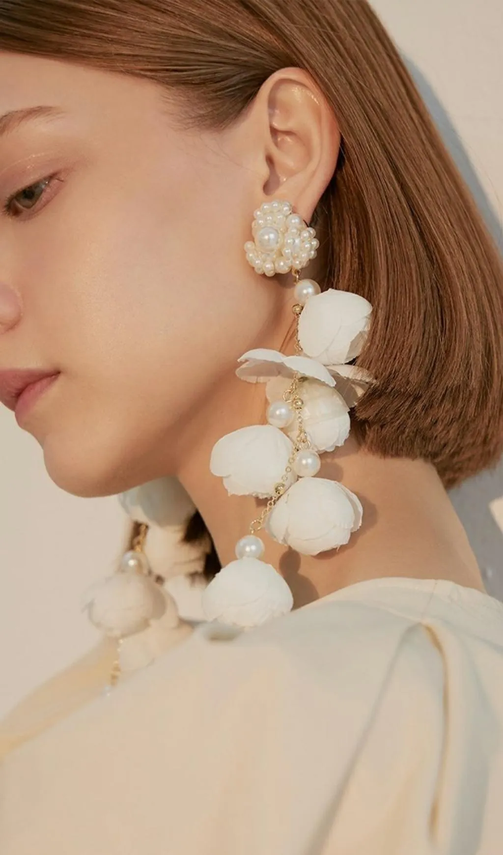 WHITE PEARL FLOWER EARRINGS Gloria Lanvin
