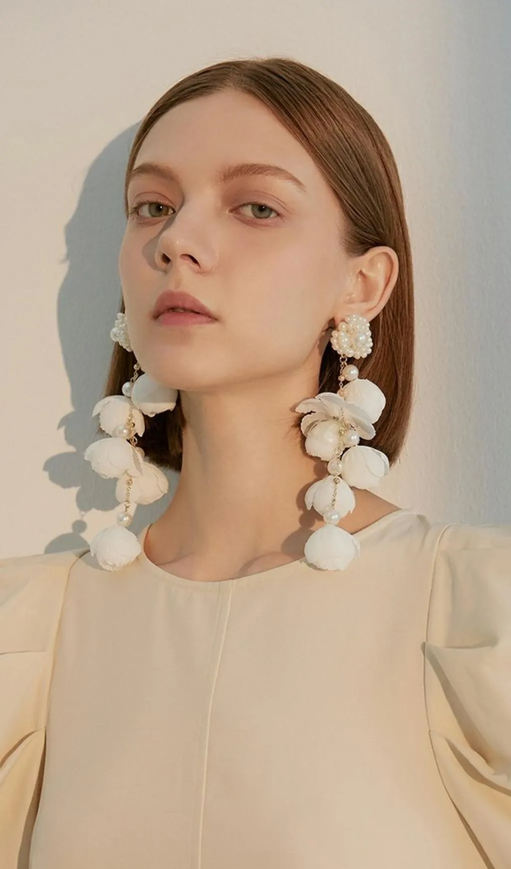 WHITE PEARL FLOWER EARRINGS Gloria Lanvin