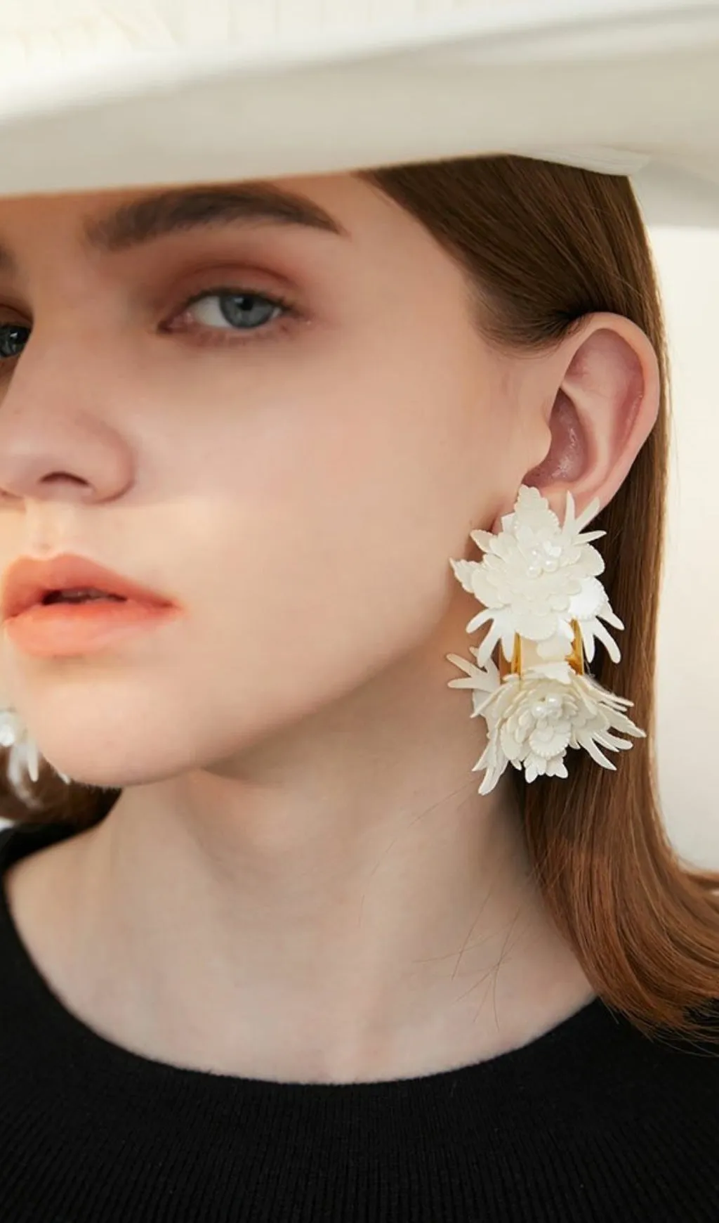 WHITE SEMICIRCLE PETAL EARRINGS Gloria Lanvin