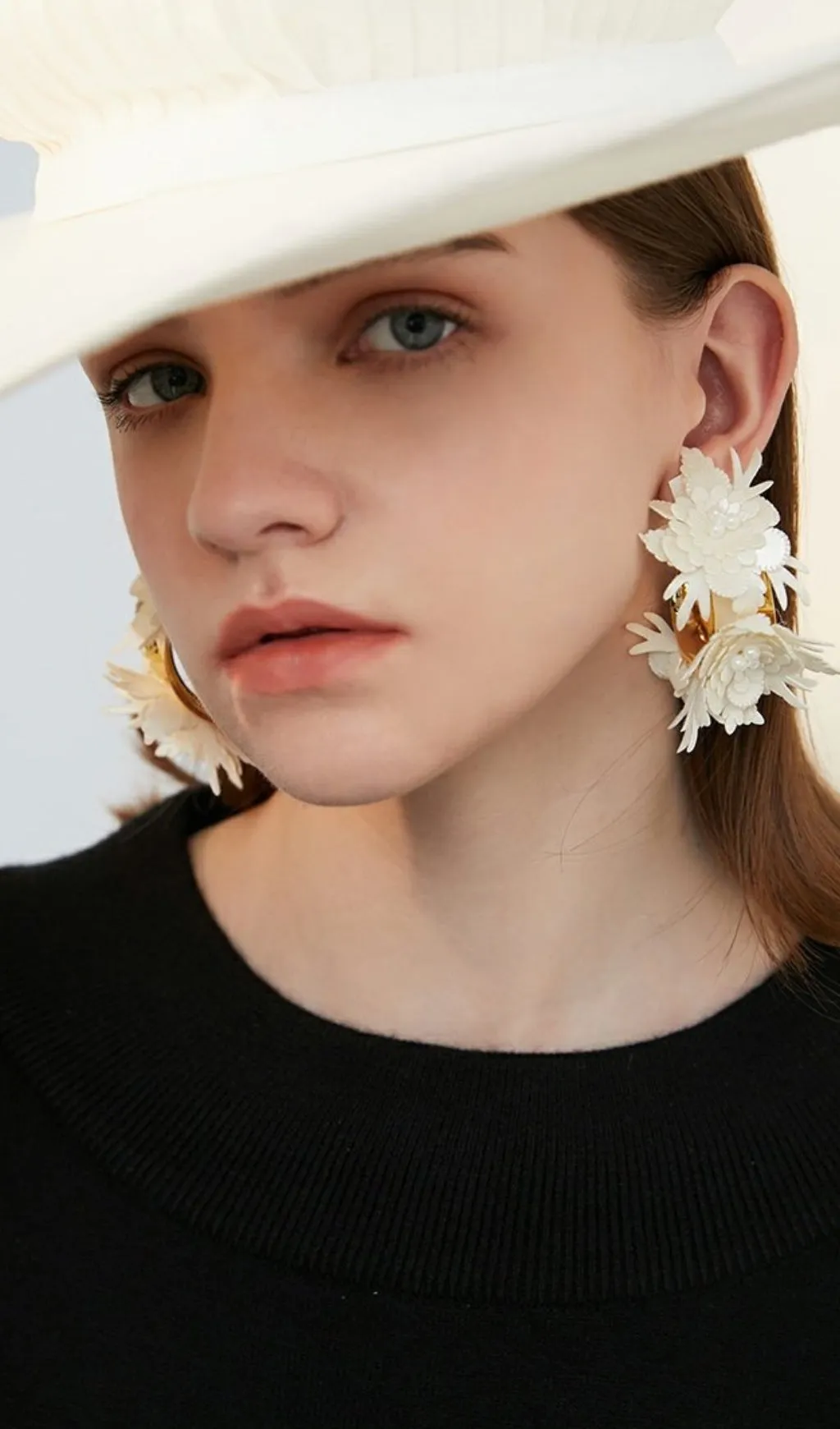 WHITE SEMICIRCLE PETAL EARRINGS Gloria Lanvin